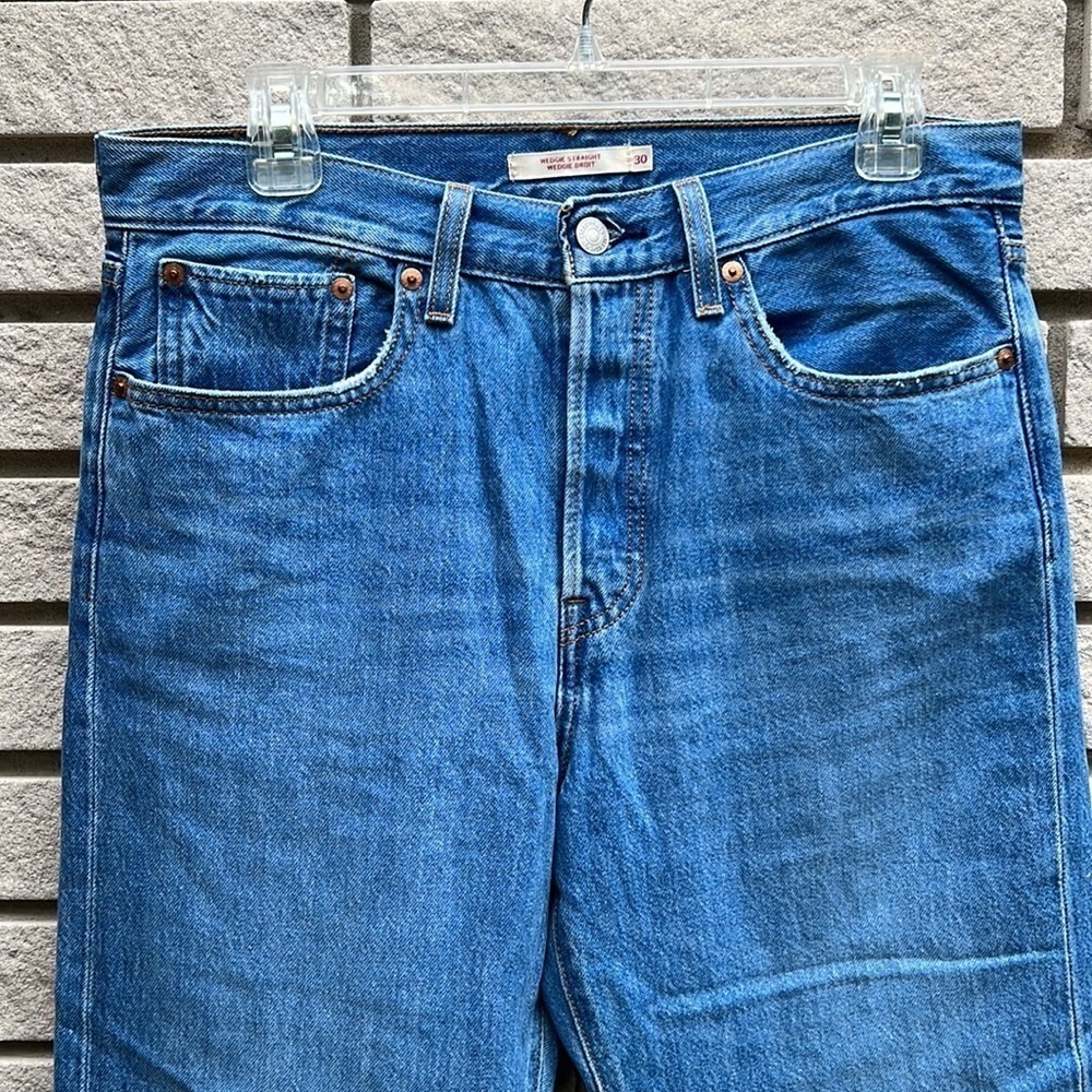 Levi’s Wedgie Straight Cropped Distressed Jeans with Frayed Hem Sz 30 - Picture 2 of 11